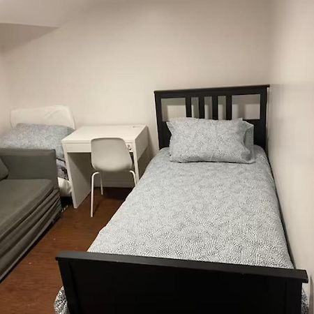 Basemewnt Room With Private Bathroom 36C โตรอนโต ภายนอก รูปภาพ