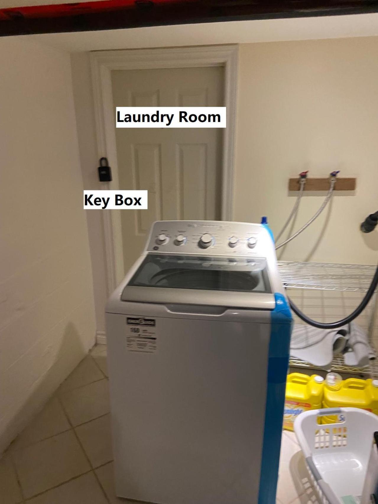 Basemewnt Room With Private Bathroom 36C โตรอนโต ภายนอก รูปภาพ
