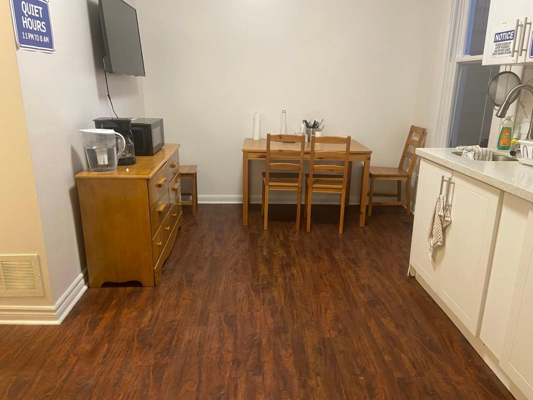 Basemewnt Room With Private Bathroom 36C โตรอนโต ภายนอก รูปภาพ